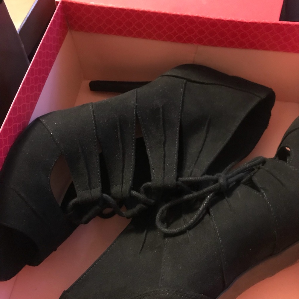 Black lace up pumps